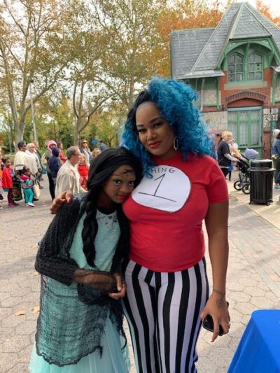 Mother and daughter disguised at the zoo